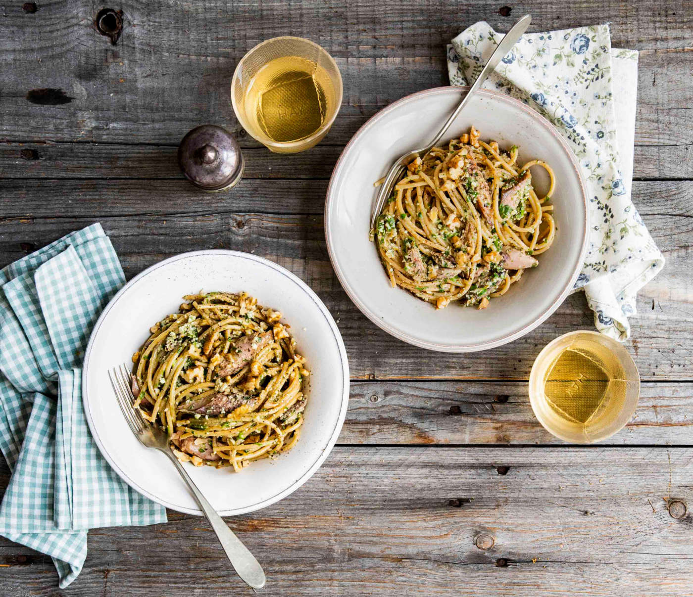 Spaghetti integrali con pesto di rucola, noci e sgombro - Cucina Naturale