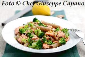 Pasta integrale piccante con broccoletti e salmone 318