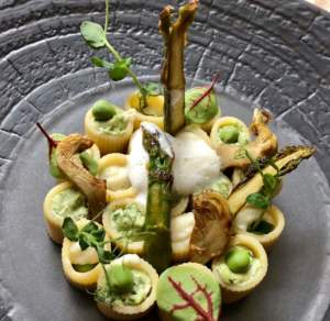 Rigatoni di primavera, ricetta di Willy Berton con asparagi, carciofi, piselli freschi e crema di anacardi all'erba cipollina