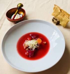 Borsch della Quaresima. Ricetta di Walter Casiraghi con barbabietola, verdure, smetana di mandorle e chips slle erbe