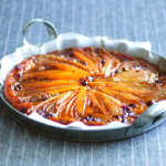 Tarte tatin all'indivia belga con gorgonzola e mirtilli rossi