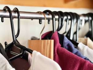 Fare ordine nel guardaroba: i consigli dell'esperta di decluttering, i  suggerimenti per pulire bene e fare il cambio di stagione - Cose di Casa