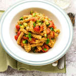 Fusilli integrali con zucchine e pesto di pomodori misti e anacardi