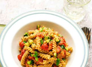 Fusilli integrali con zucchine e pesto di pomodori misti e anacardi