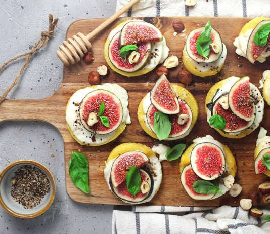 Crostini di polenta, crescenza e fichi