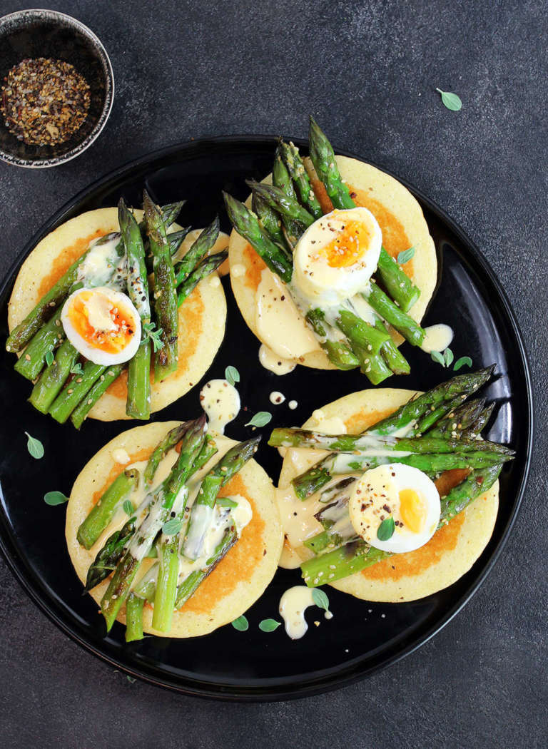 Pancakes con asparagi e maionese di uova sode