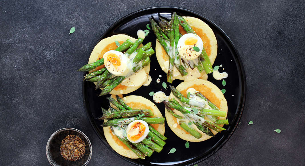 Pancakes con asparagi e maionese di uova sode