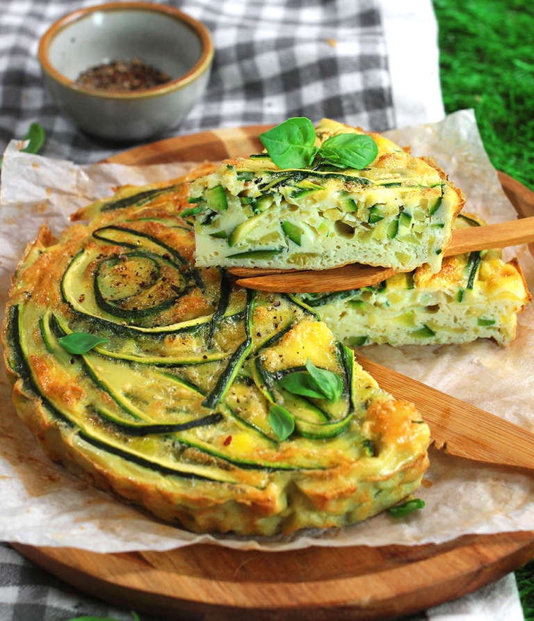 Frittata al basilico con spaghetti di zucchine