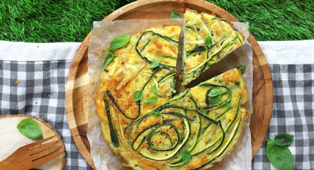 Frittata al basilico con spaghetti di zucchine