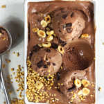 Gelato al cioccolato con anacardi e nocciole