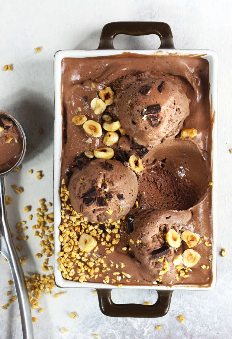 Gelato al cioccolato con anacardi e nocciole