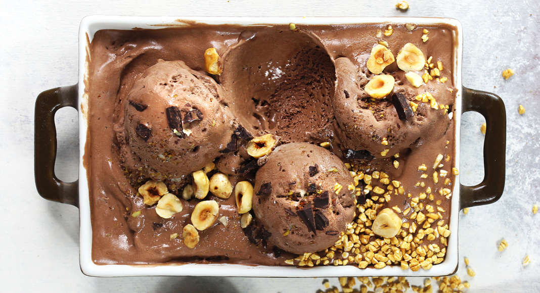 Gelato al cioccolato con anacardi e nocciole