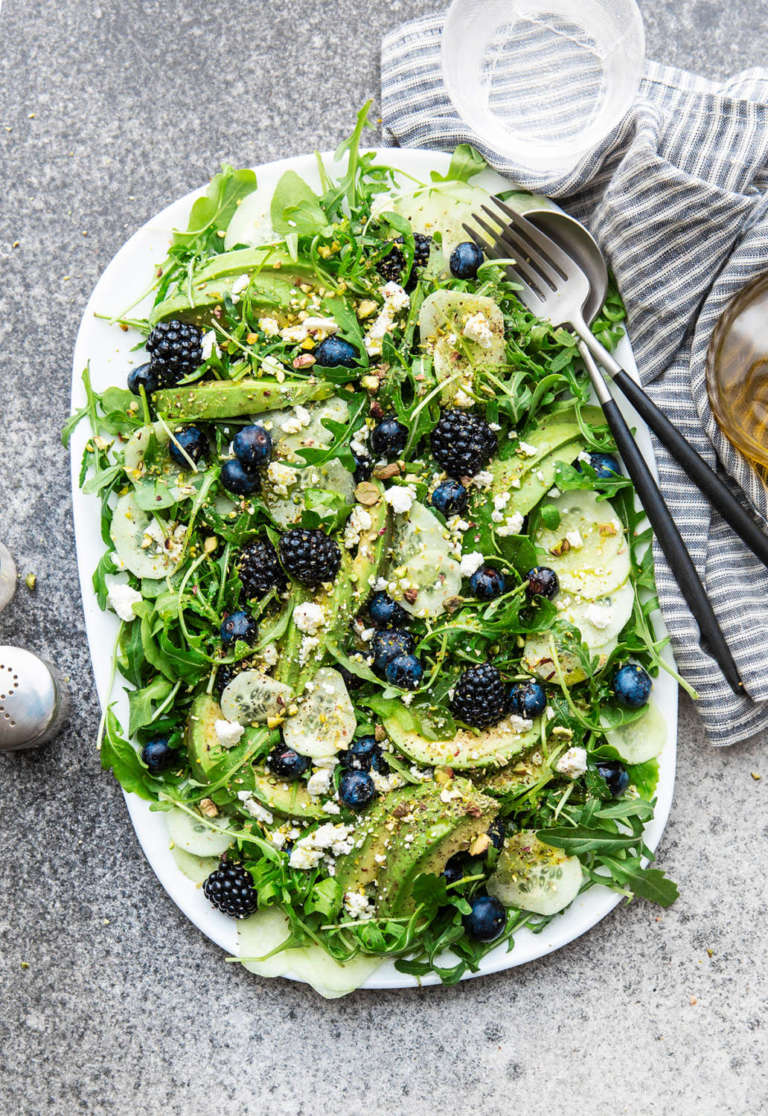 Insalata di rucola e avocado con feta e frutti di bosco