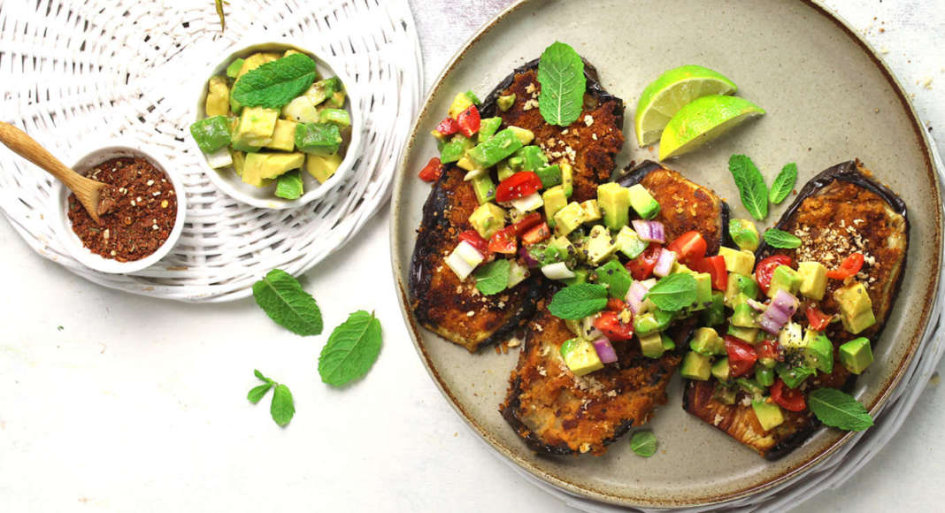 Bistecche vegan di melanzana con dadolata di avocado