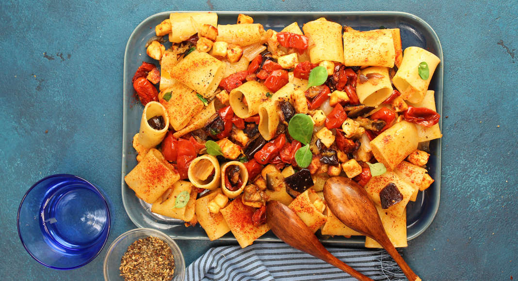 Paccheri con melanzane, pomodori e feta al forno