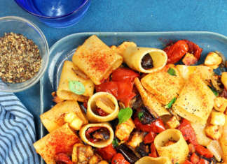 Paccheri con melanzane, pomodori e feta al forno