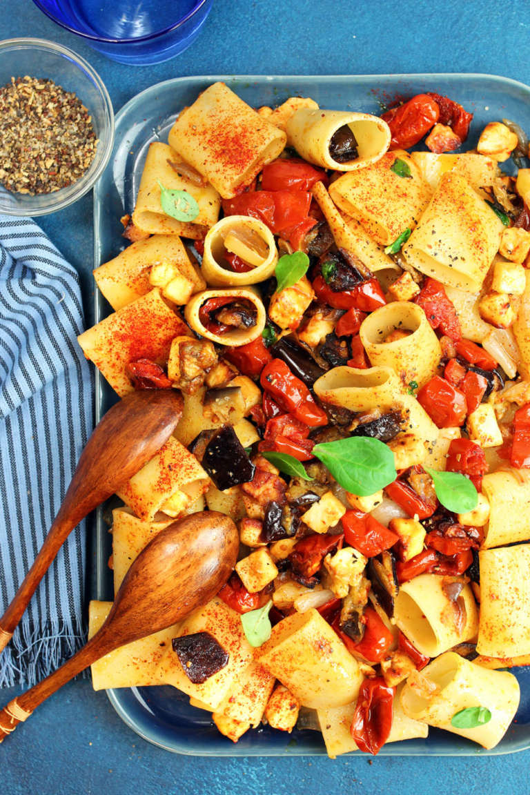 Paccheri con melanzane, pomodori e feta al forno